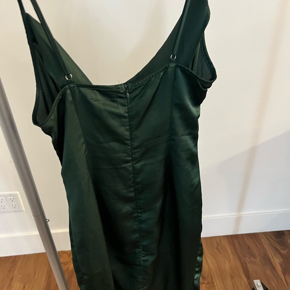 Green satin dress with slit - Picture 3 of 4